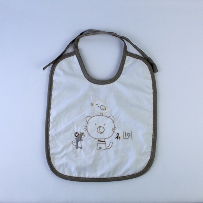 babete branco com bordas cinzentas e desenho bordado de gato, passarinho e ratinho