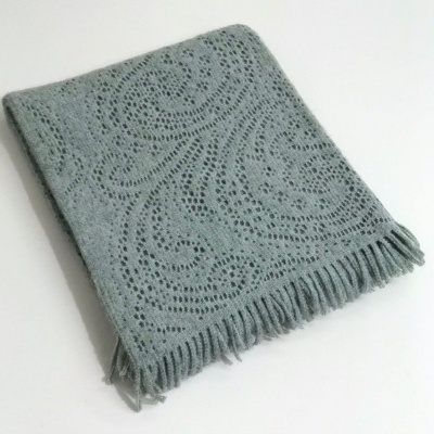 Manta ou xale cinzento claro com padrão rendilhado e franjas