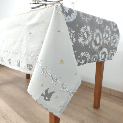 Toalha de mesa bicolor com padrões natalícios em bege e cinza