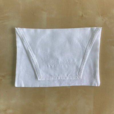 Toalha branca com bordado Soften Babies e renda nas bordas