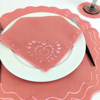 Conjunto de têxteis de mesa rosa coral com padrões de corações e bordas onduladas