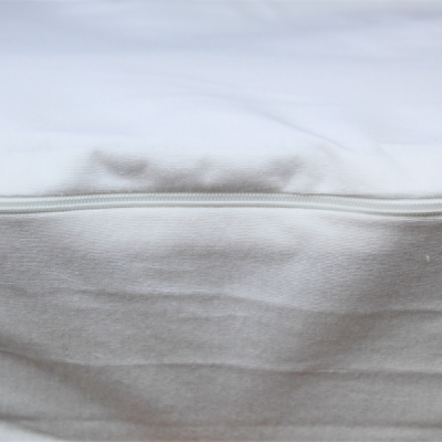 Tecido branco com fecho éclair central visível