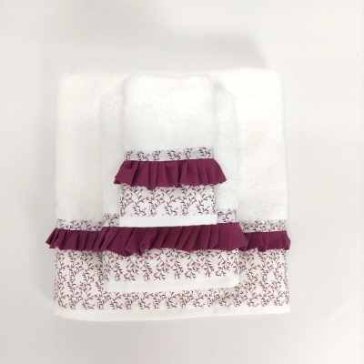 Conjunto de três toalhas brancas com padrão floral e folho roxo