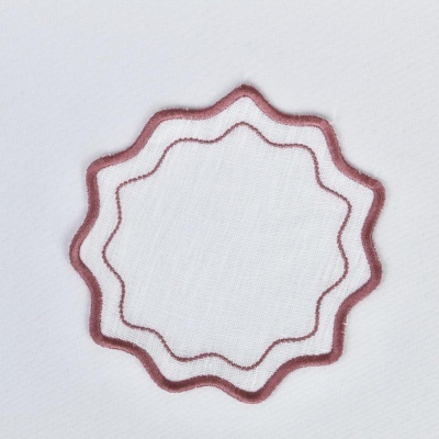 tecido branco com bordado circular castanho avermelhado