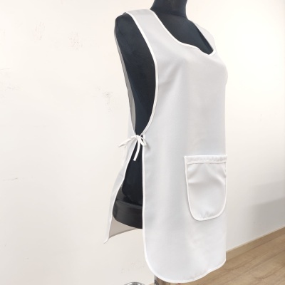 Avental branco com bolso e laços laterais num manequim preto