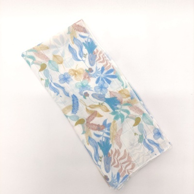 Cachecol com padrão floral colorido dobrado