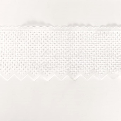 Faixa de tecido branca com textura e borda decorativa
