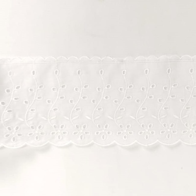 Renda branca bordada com padrão floral e borda ondulada