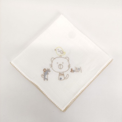 Pano branco de tecido com bordado colorido de um urso, pássaro e esquilo, borda festonê