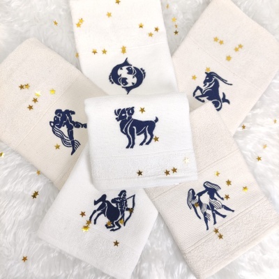 Conjunto de toalhas de rosto brancas com bordados azuis de signos do zodíaco e estrelas douradas