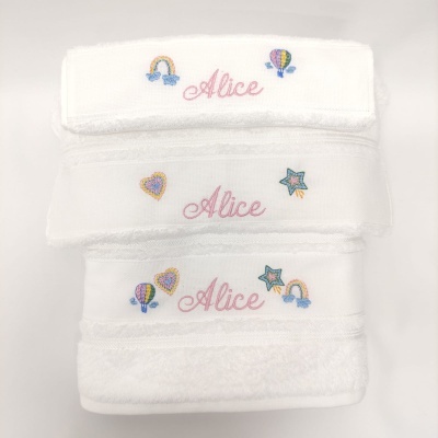 Toalhas brancas com bordados coloridos e nome Alice em rosa