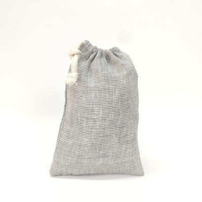 Saco cinzento em tecido com cordão branco