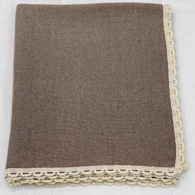 Toalha castanha com borda de renda creme