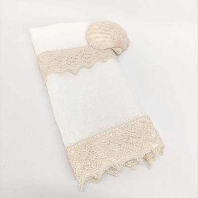 Guardanapo branco com renda bege e concha marinha