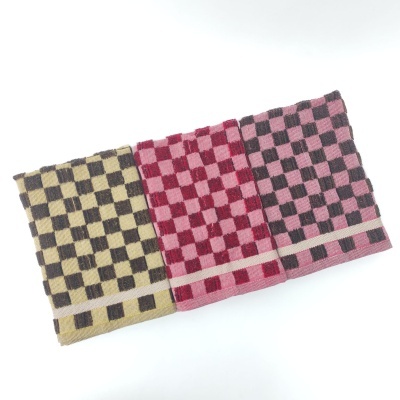Três toalhas de rosto com padrão xadrez em amarelo e castanho, vermelho e rosa, cinza e rosa.
