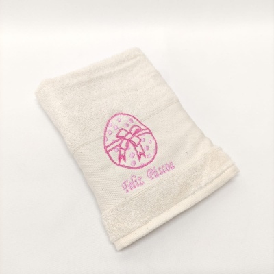 Toalha branca com bordado rosa de ovo e texto Feliz Páscoa