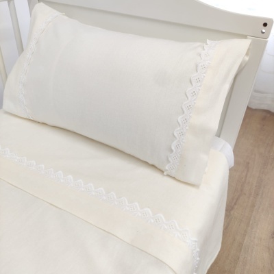 Conjunto de cama branco com bordado rendado