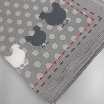 Toalha em tecido cinzento com bolinhas brancas e galinhas desenhadas