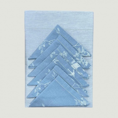 Conjunto azul de guardanapos de tecido com padrão branco floral