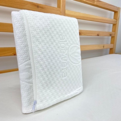 Estojo branco almofadado com fecho de correr e tecido texturizado