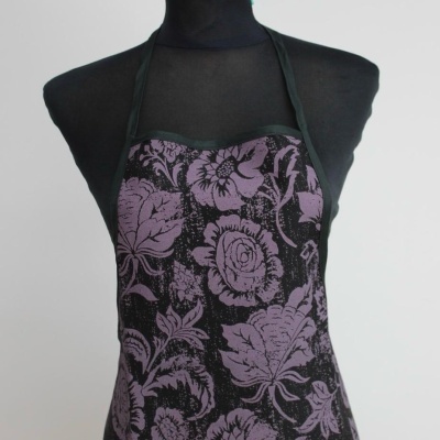 Avental floral roxo e preto em manequim preto