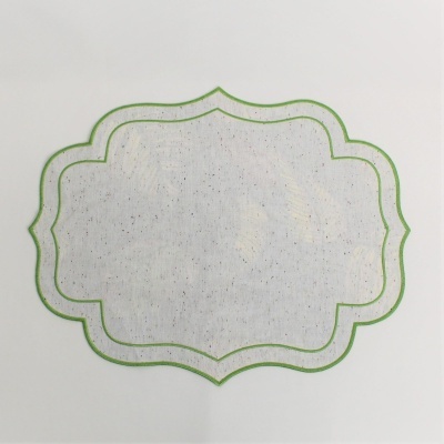 Guardanapo branco com borda verde e formato ondulado