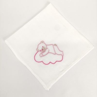 Pano branco com bordado de ursinho cor-de-rosa sobre nuvem cor-de-rosa