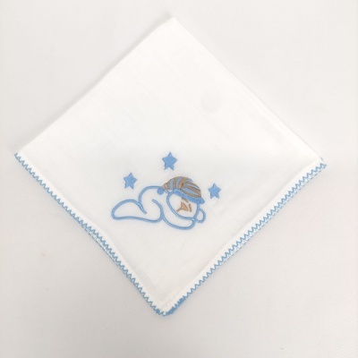 Pano de boca branco com bordado de ursinho e estrelas azuis e borda azul