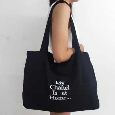 Sacola preta com texto branco 'My Chanel Is at Home...'