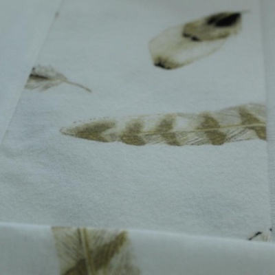 tecido branco com padrão de penas castanhas e bege