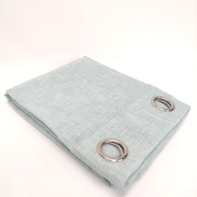 Cortina cinzenta de tecido com ilhós metálicos