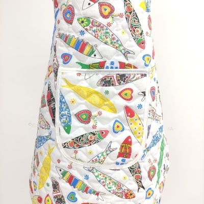 Avental branco com peixes e corações coloridos e bolsos acolchoados