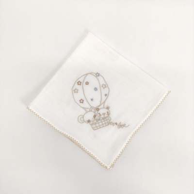 Pano branco bordado com balão e ursinhos