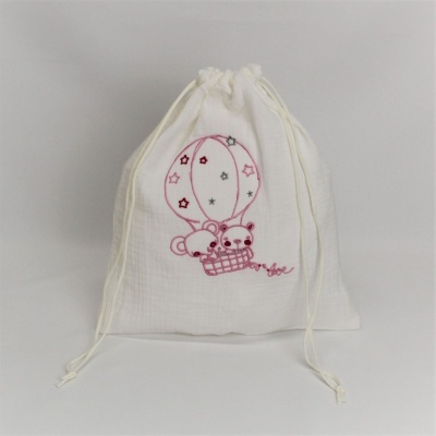 Saco branco de tecido com desenho bordado de balões e ursinhos cor-de-rosa