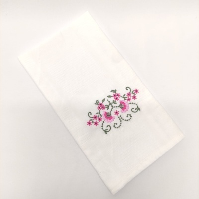 Toalha branca com bordado floral cor-de-rosa e verde