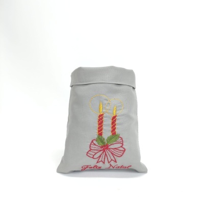 Saco cinzento em tecido com bordado de velas e texto Feliz Natal