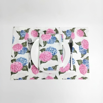 Conjunto de mesa floral com guardanapo e toalha com padrão de flores rosa e azul