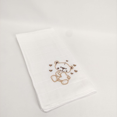 Toalha branca com bordado de ursinho e corações