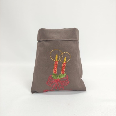 Saco castanho com bordado de velas vermelhas e laço vermelho