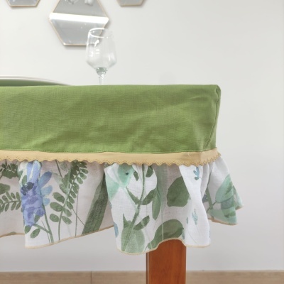 Capa de mesa verde com babados floridos e detalhes bege
