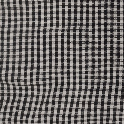 Tecido xadrez preto e branco com pequenas quadrículas