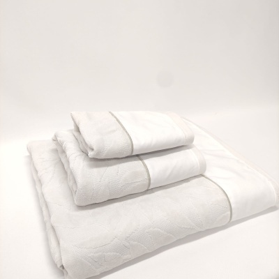 Conjunto de toalhas brancas empilhadas com padrão e bordas lisas