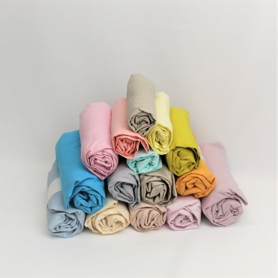 Tecidos enrolados em várias cores sólidas