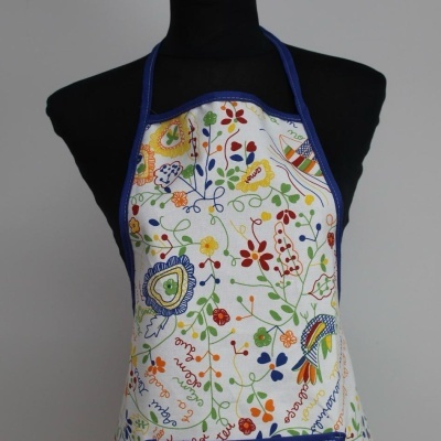 Avental colorido com padrão de flores e pássaros