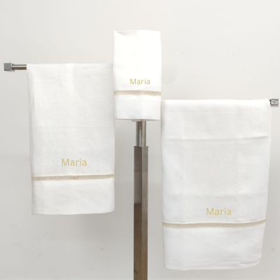 Três toalhas de linho brancas com nome Maria bordado em dourado