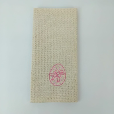 Toalha bege texturizada com bordado de ovo rosa
