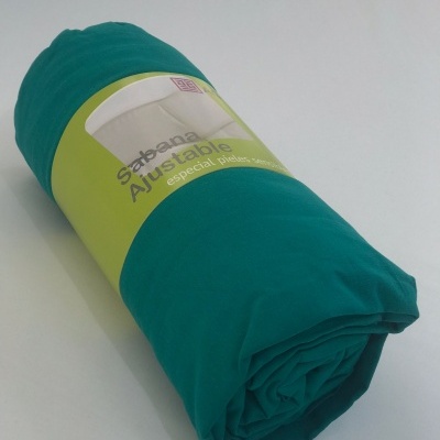 Capa de edredão ajustável verde turquesa enrolada com etiqueta verde e branca