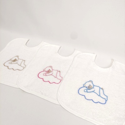 Conjunto de três babetes brancos com ursinhos bordados em castanho, rosa e azul