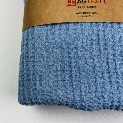 Pano de cozinha azul com textura tipo waffle embalado com etiqueta de papel castanho AGTEXTIL