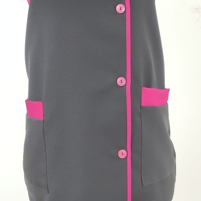 Vestido ou avental cinzento com botões rosa e detalhes rosa nos bolsos